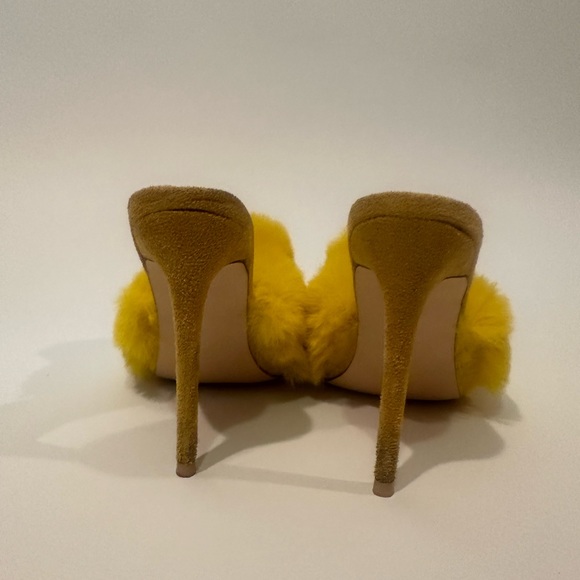 Heals size 9 yellow fluffy - Picture 2 of 5